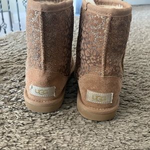 Girls Ugg Boots. Aside 13. Tan and Gold